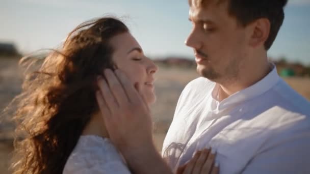 Younf a kaukázusi pár a strandon - Felvétel, videó