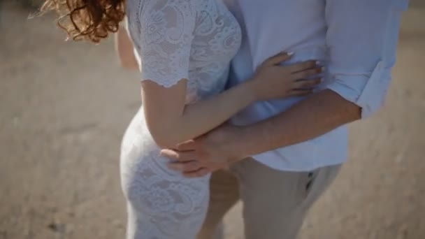 νεαρός άνδρας και η γυναίκα να αγγίξει τα χέρια της μεταξύ τους - Πλάνα, βίντεο