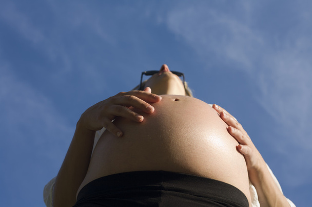 Těhotná žena nad modrá obloha - Fotografie, Obrázek