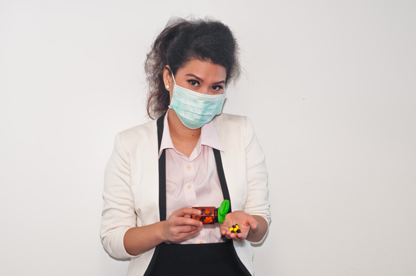 Ділова жінка носить маску і приймає ліки
 - Фото, зображення