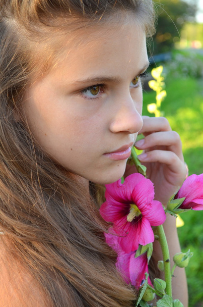 chica con la flor
 - Foto, imagen