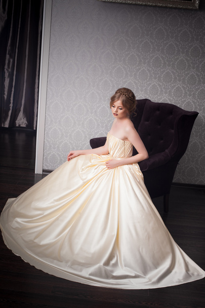 beautiful and fashion bride with glamour makeup and hairstyle in luxury interior - Foto, imagen
