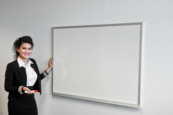 Mujer de negocios presente con tablero de dibujo sobre fondo blanco
 - Foto, Imagen