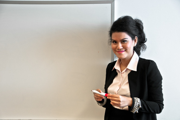 Mujer de negocios presente con tablero de dibujo sobre fondo blanco
 - Foto, Imagen