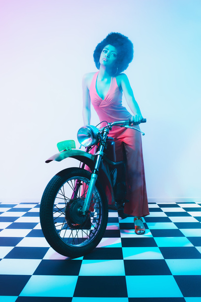 Jeune femme dans une pose sexy sur sa moto
 - Photo, image