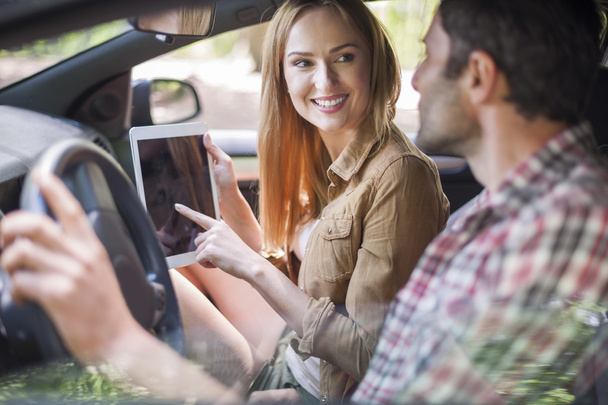 Para przy użyciu cyfrowego tabletu w samochodzie - Zdjęcie, obraz