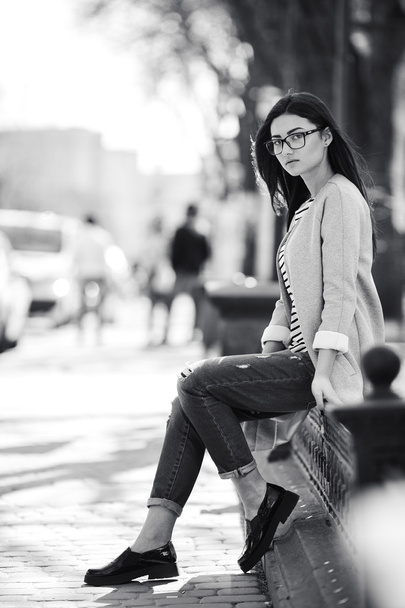 Beautiful model in a coat and glasses - Fotografie, Obrázek