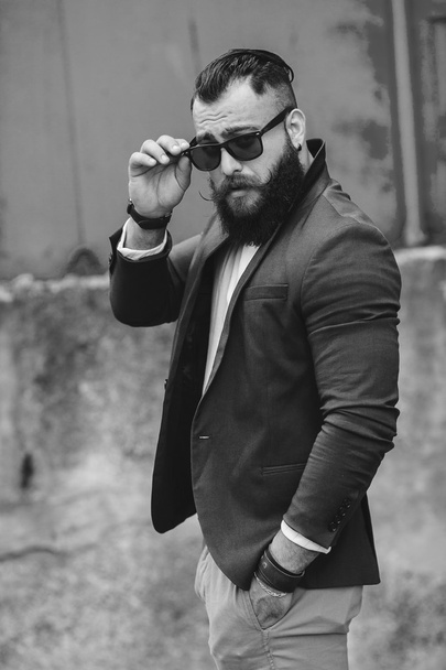 Elegante hombre barbudo camina por la ciudad - Foto, Imagen