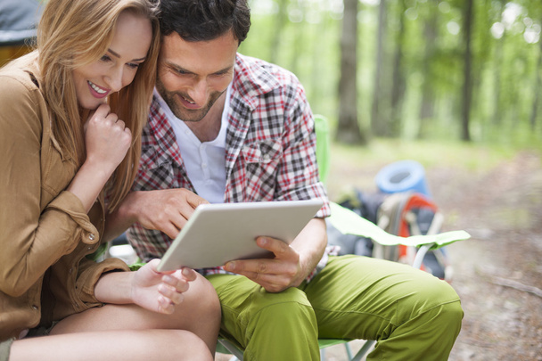 Ehepaar nutzt digitales Tablet auf Reise - Foto, Bild