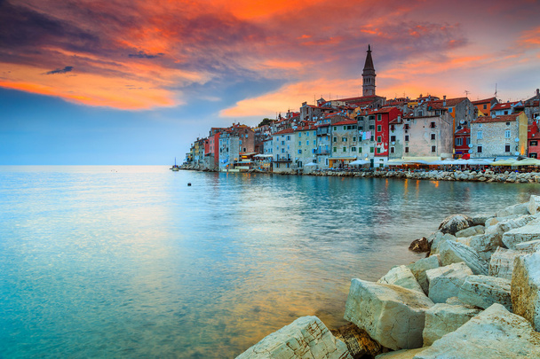 Wspaniały zachód słońca z starego miasta Rovinj Istria region, Chorwacja, Europa - Zdjęcie, obraz