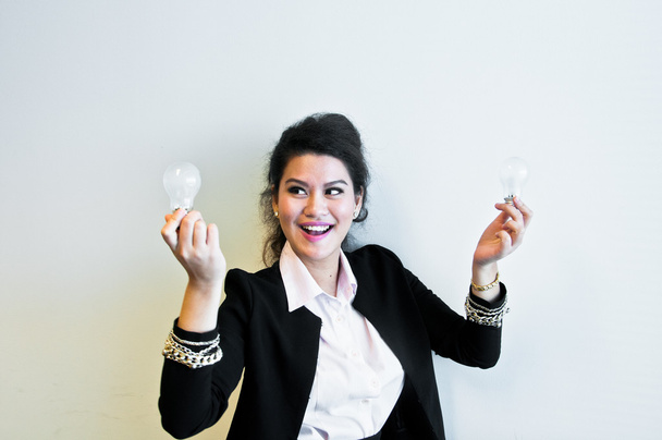 Ділова жінка тримає лампочку на білому тлі
 - Фото, зображення