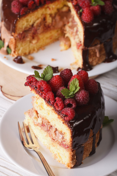 gâteau aux framboises tranché avec des baies fraîches fermer verticalement
 - Photo, image