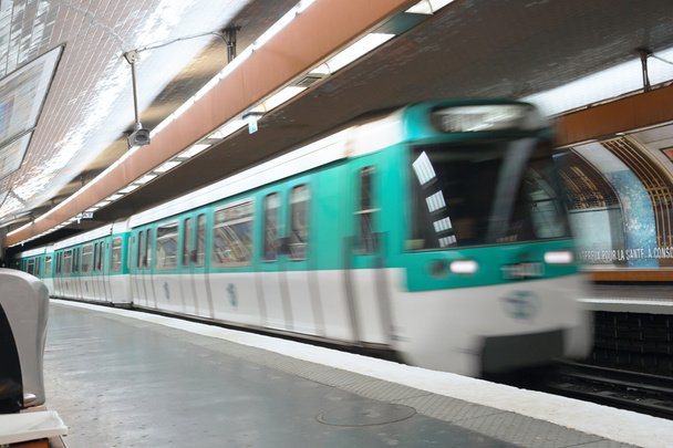 Paříž, Francie-28. červen 2013: stanice metra v Paříži - Fotografie, Obrázek