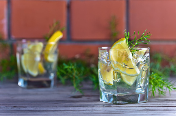 alkoholický nápoj s citronem a LED  - Fotografie, Obrázek