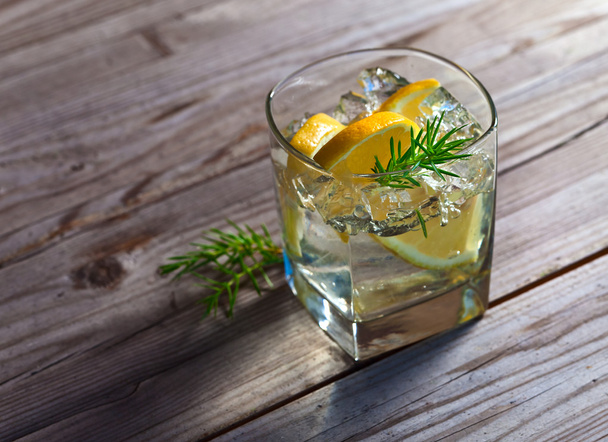 alcoholische drank met citroen en ijs  - Foto, afbeelding