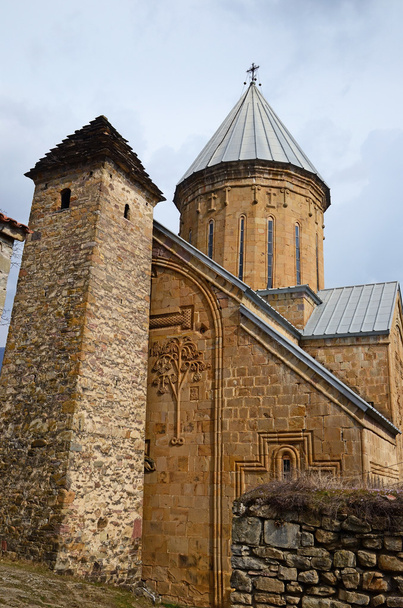 XIII century tower and the wall of the Assumption Church with carved vine and a cross on the front. Ananuri Castle. Georgia - Fotoğraf, Görsel
