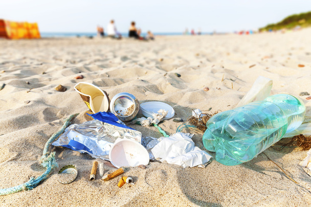 Lixo em uma praia deixada pelo turista ao pôr do sol
. - Foto, Imagem