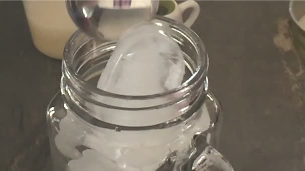Nalévání mléka a matča zelený čaj do skla - Záběry, video