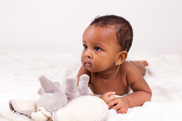 Afrikalı-Amerikalı bebek kız yatarken - Fotoğraf, Görsel