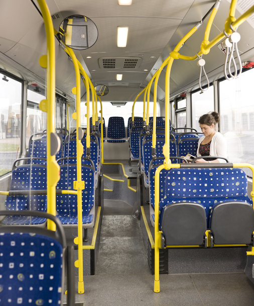 Leyendo en el autobús
 - Foto, imagen