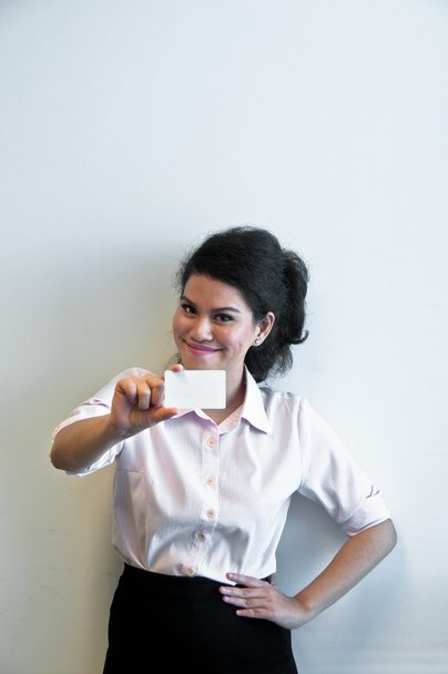 Üzletasszony fehér üres kártya megjelenítése fehér háttér - Fotó, kép