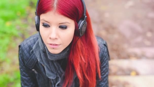 joven beautfiul chica escuchar música
 - Imágenes, Vídeo