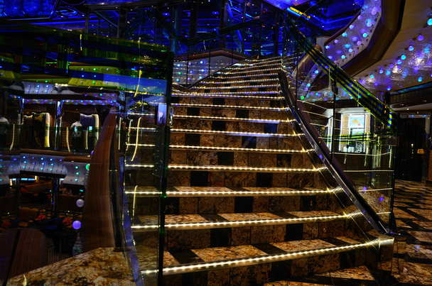 Beleuchtete Treppe auf Kreuzfahrtschiff - Foto, Bild