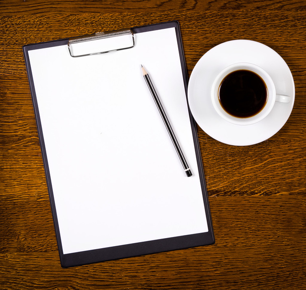 Klembord met lege pagina en kopje koffie - Foto, afbeelding