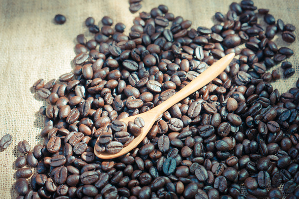 Granos de café y cuchara de madera con efecto filtro retro vintage s
 - Foto, Imagen