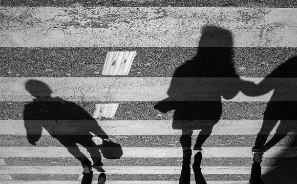 Sombras de pedestres
 - Foto, Imagem