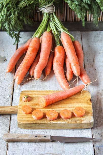 Fesh carrots on grungy wooden background - Fotoğraf, Görsel
