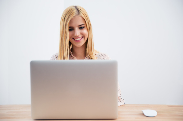 Happy Businesswoman käyttäen kannettavaa tietokonetta
  - Valokuva, kuva