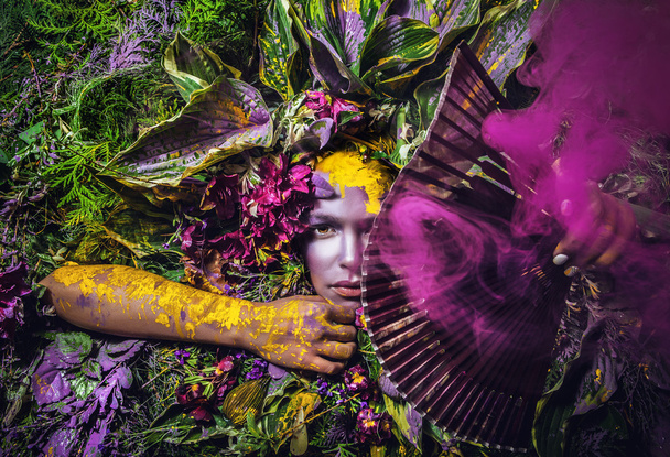 Märchenhaftes Mädchenporträt, umgeben von natürlichen Pflanzen und Blumen. Kunstbild in greller Fantasie-Stilisierung. - Foto, Bild