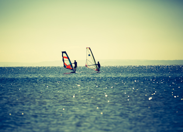 windsurfistas en superficie de agua
 - Foto, Imagen