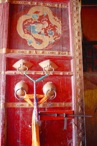 Red lacquered wooden door in Tsuklakhang temple. Gyantse-Tibet. 1631 - Φωτογραφία, εικόνα