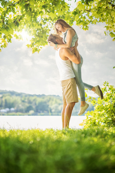 Couple amoureux sur le lac
 - Photo, image