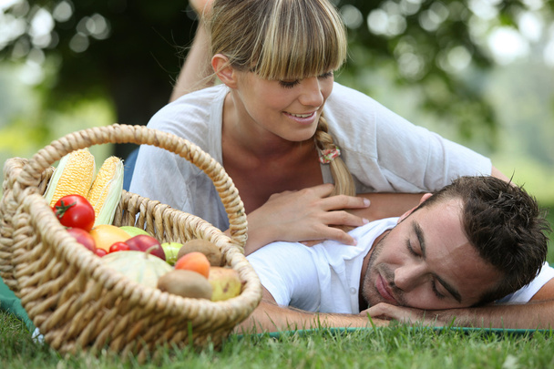 Couple with a basket of produce - Fotó, kép