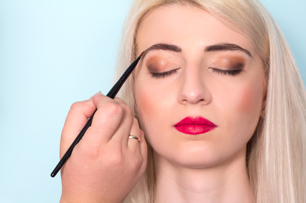 Makeup artist paints a woman eyebrows. Makeup. Beauty concept - Foto, Imagem