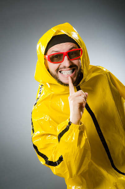 Grappige mens dragen gele pak - Foto, afbeelding