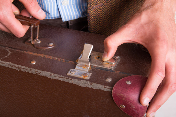 Man opens an old suitcase - Fotografie, Obrázek