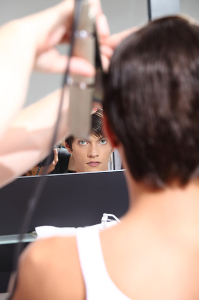 Hairdresser to work with man in the mirror - Photo, Image