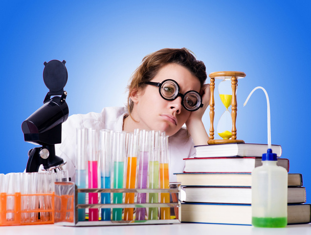 bláznivá ženská chemik v laboratoři - Fotografie, Obrázek