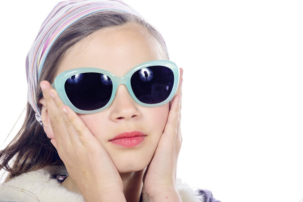 Portret van een vrij klein meisje met zonnebril - Foto, afbeelding