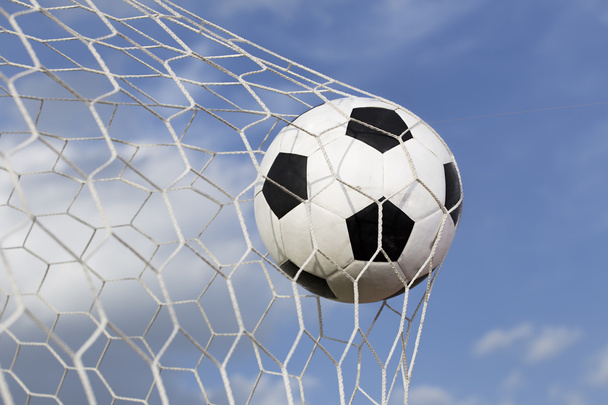 青い空を背景にネットでサッカー ボール - 写真・画像