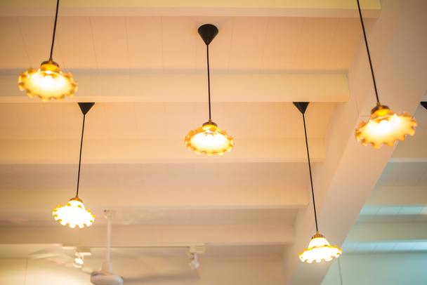 Verzonken plafond verlichting in een koffieshop - Foto, afbeelding