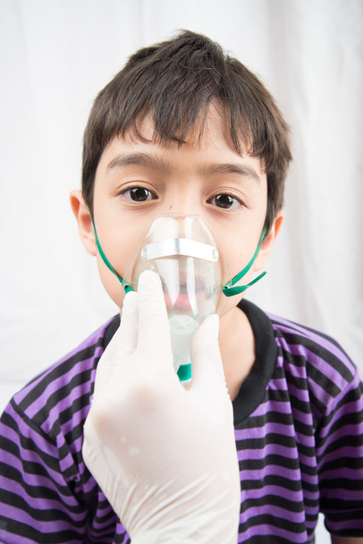 Kleiner Junge mit Beatmungsgerät beim Atmen - Foto, Bild