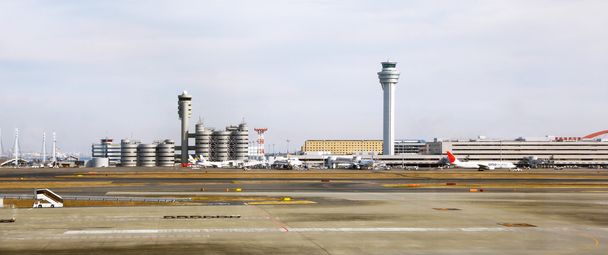 Edificios del aeropuerto de Haneda en Tokio
 - Foto, Imagen