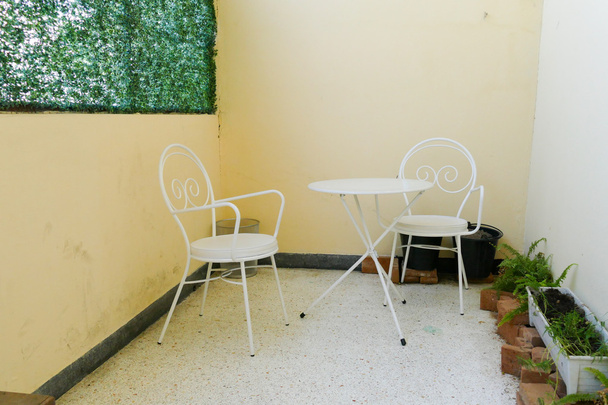 witte stoel en Bureau op de hoek - Foto, afbeelding