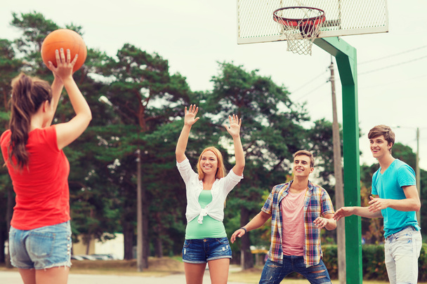ryhmä hymyileviä teini pelaa koripalloa
 - Valokuva, kuva