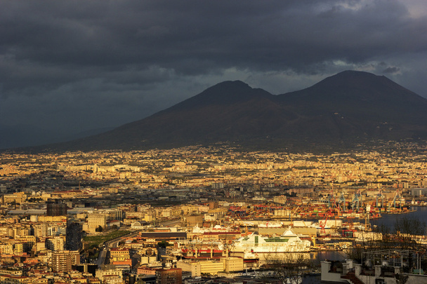 Napolin satama Vesuvius-vuoren kanssa taustalla
 - Valokuva, kuva